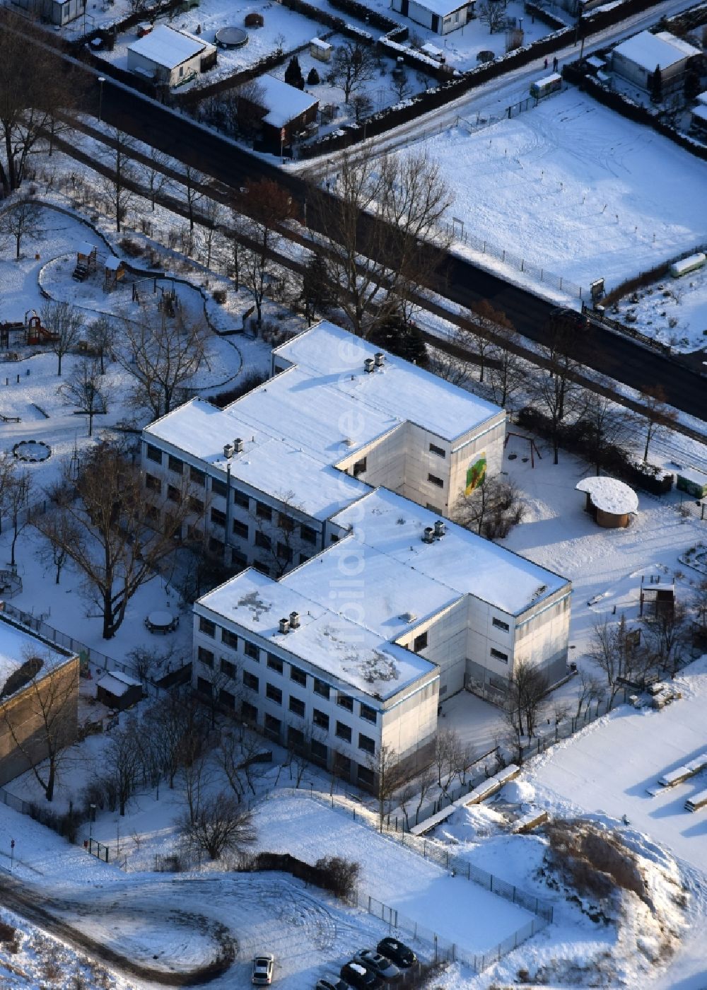 Luftbild Berlin - Winterluftbild Schulgebäude der Freie Schule am Elsengrund und KITA Kindergarten Elsenstraße im Ortsteil Mahlsdorf in Berlin