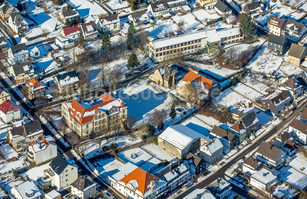 Luftbild Warstein - Winterluftbild Schulgebäude der Liboaschule in Warstein im Bundesland Nordrhein-Westfalen