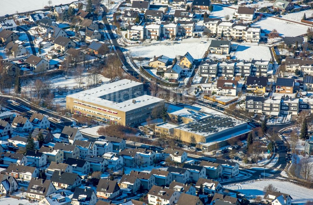 Luftaufnahme Warstein - Winterluftbild Schulgebäude der Liobaschule in Warstein im Bundesland Nordrhein-Westfalen