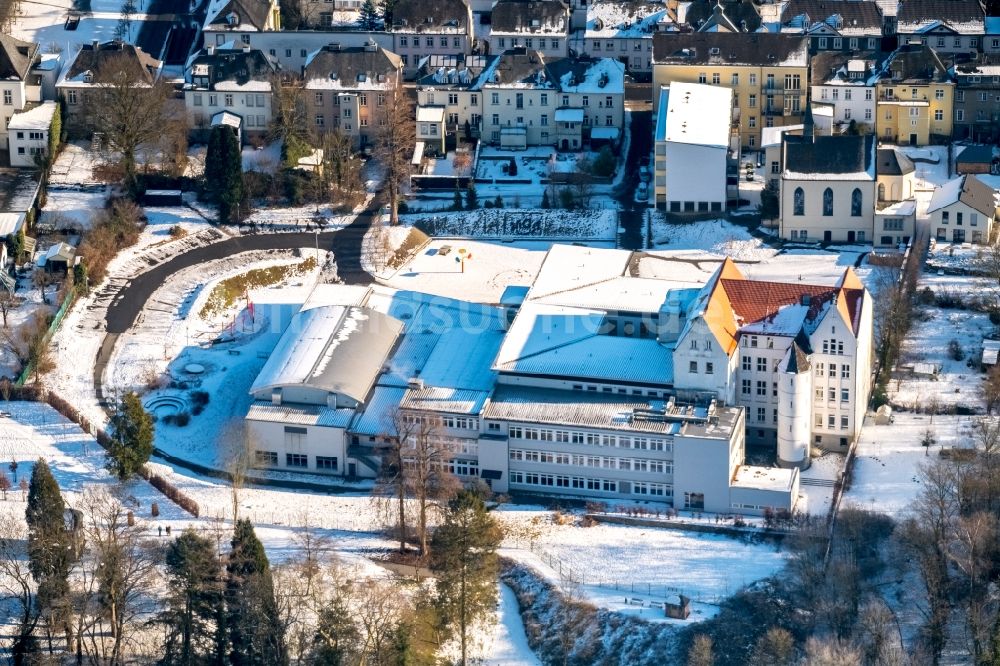 Luftaufnahme Arnsberg - Winterluftbild - Schulgebäude des Mariengymnasiums des Erzbistums Paderborn im Ortsteil Wennigloh in Arnsberg im Bundesland Nordrhein-Westfalen