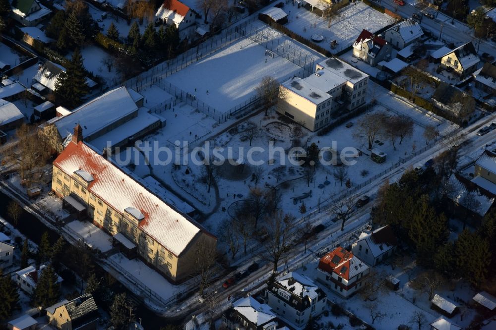 Berlin von oben - Winterluftbild Schulgelände mit Sportplatz Ulmen- Grundschule in Berlin, Deutschland