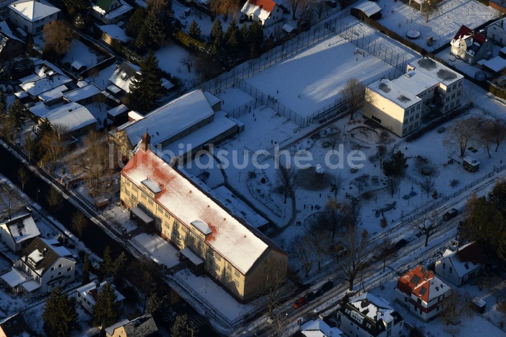 Berlin aus der Vogelperspektive: Winterluftbild Schulgelände mit Sportplatz Ulmen- Grundschule in Berlin, Deutschland