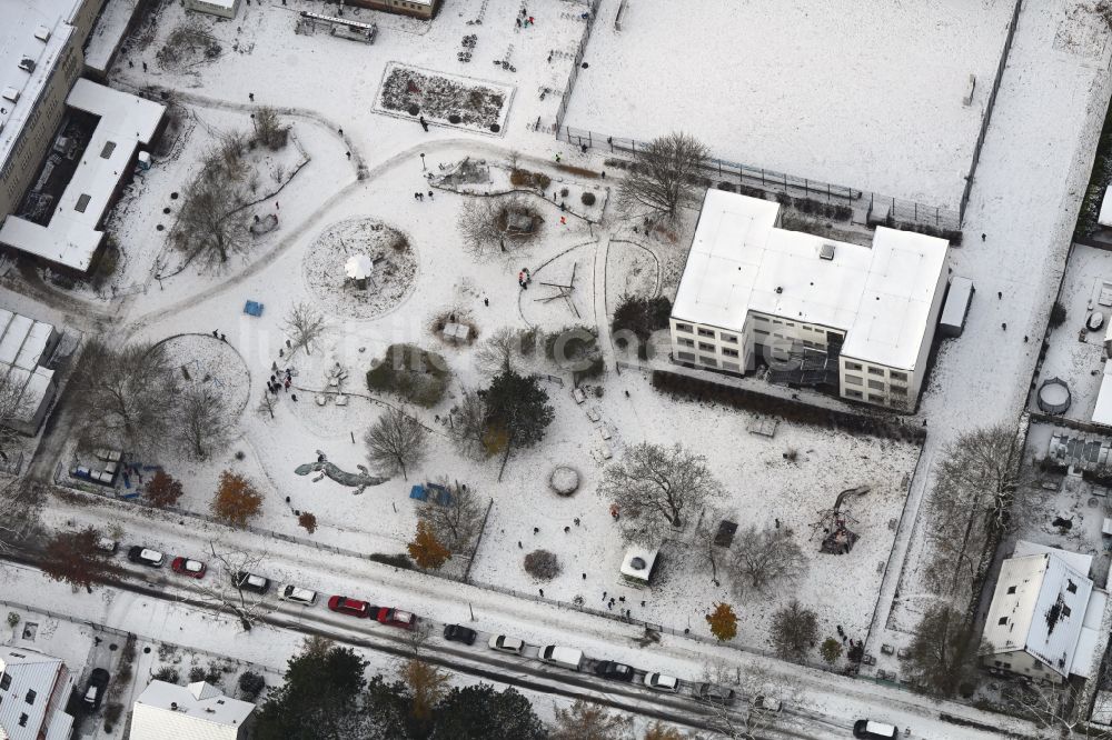 Berlin von oben - Winterluftbild Schulgelände mit Sportplatz Ulmen- Grundschule in Berlin, Deutschland