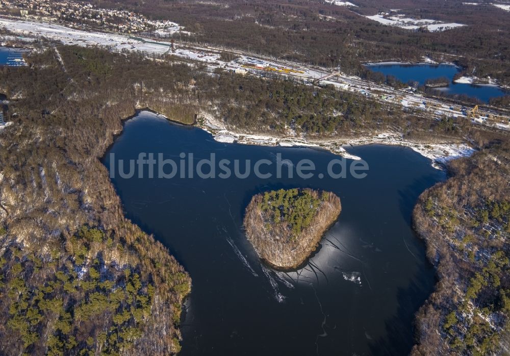 Duisburg aus der Vogelperspektive: Winterluftbild See- Insel auf dem Haubachsee in Duisburg im Bundesland Nordrhein-Westfalen, Deutschland