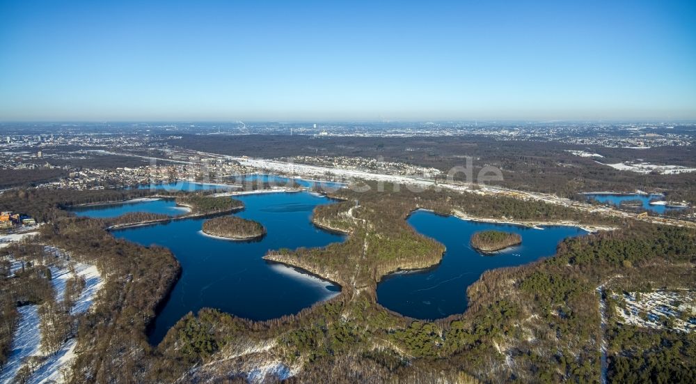 Duisburg aus der Vogelperspektive: Winterluftbild Seen- Kette und Uferbereiche der Sechs-Seen-Platte im Stadtteil Wedau in Duisburg im Bundesland Nordrhein-Westfalen, Deutschland