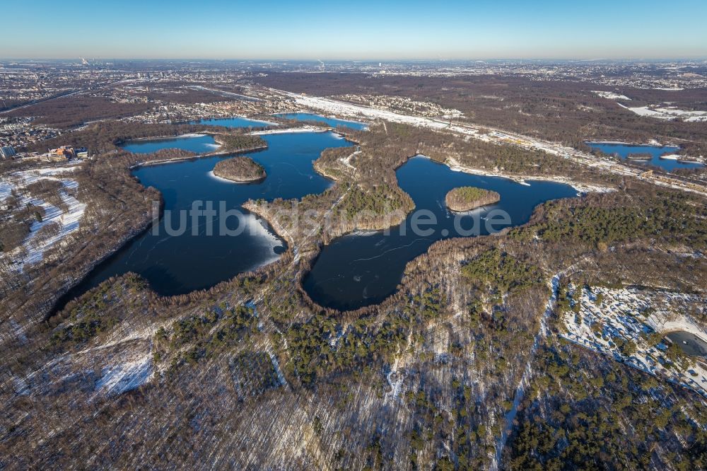 Luftbild Duisburg - Winterluftbild Seen- Kette und Uferbereiche der Sechs-Seen-Platte im Stadtteil Wedau in Duisburg im Bundesland Nordrhein-Westfalen, Deutschland