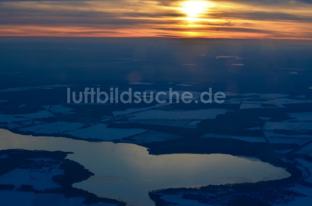 Wolchowsee aus der Vogelperspektive: Winterluftbild Seen- Kette und Uferbereiche des Sees Großer Schauener See im Ortsteil Groß Schauen in Wolchowsee im Bundesland Brandenburg