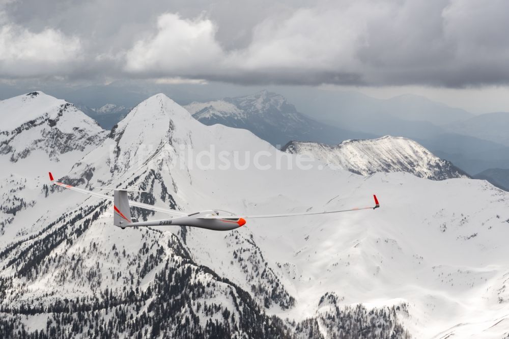 Vars von oben - Winterluftbild Segelflugzeug ASH26 D-KRLH im Fluge über den Bergen bei Vars in Provence-Alpes-Cote d'Azur, Frankreich