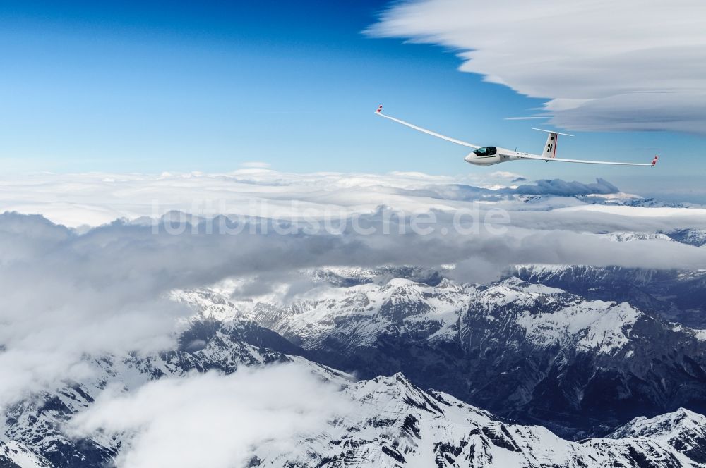 Luftaufnahme La Chapelle-en-Valgaudémar - Winterluftbild Segelflugzeug ASW 20 D-6538 im Fluge über dem Luftraum des Nationalpark Écrins bei La Chapelle-en-Valgaudémar in Provence-Alpes-Cote d'Azur, Frankreich