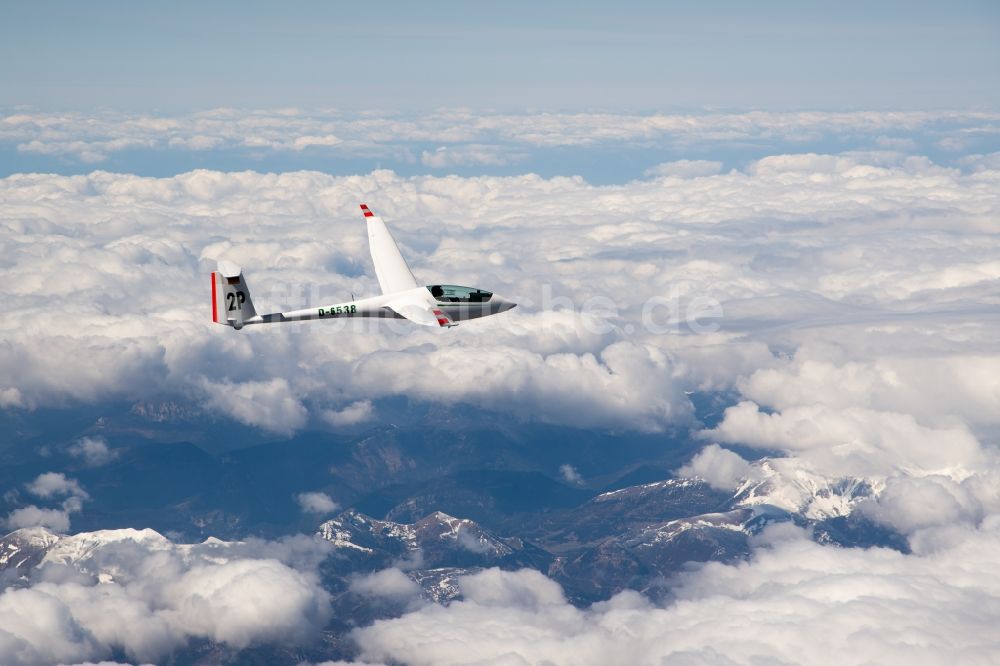 La Chapelle-en-Valgaudémar von oben - Winterluftbild Segelflugzeug ASW 20 D-6538 im Fluge über dem Luftraum des Nationalpark Écrins bei La Chapelle-en-Valgaudémar in Provence-Alpes-Cote d'Azur, Frankreich