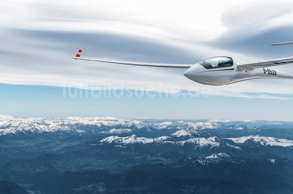 La Chapelle-en-Valgaudémar aus der Vogelperspektive: Winterluftbild Segelflugzeug ASW 20 D-6538 im Fluge über dem Luftraum des Nationalpark Écrins bei La Chapelle-en-Valgaudémar in Provence-Alpes-Cote d'Azur, Frankreich