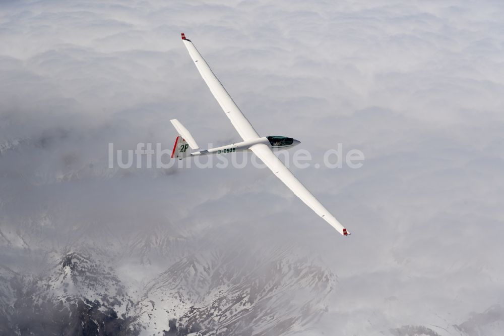 Luftaufnahme Le Dévoluy - Winterluftbild Segelflugzeug ASW 20 D-6538 im Fluge über den Wolken bei Le Dévoluy in Provence-Alpes-Cote d'Azur, Frankreich