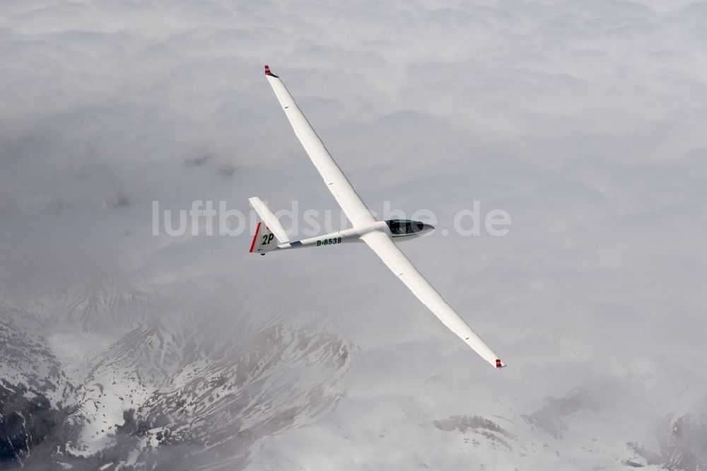 Le Dévoluy von oben - Winterluftbild Segelflugzeug ASW 20 D-6538 im Fluge über den Wolken bei Le Dévoluy in Provence-Alpes-Cote d'Azur, Frankreich