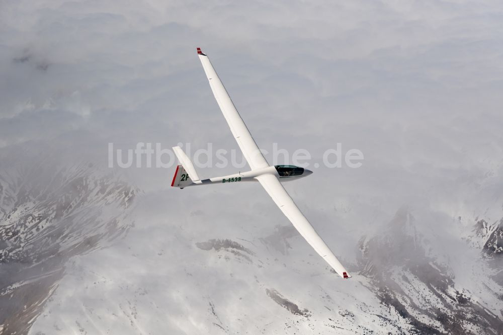 Luftbild Le Dévoluy - Winterluftbild Segelflugzeug ASW 20 D-6538 im Fluge über den Wolken bei Le Dévoluy in Provence-Alpes-Cote d'Azur, Frankreich