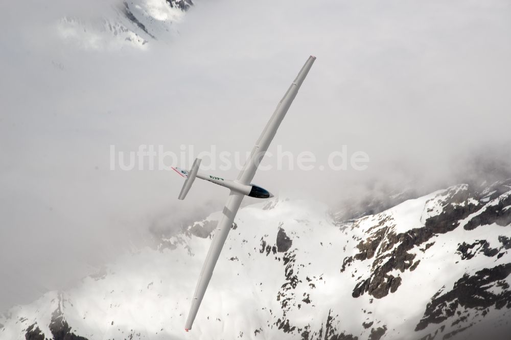 Luftaufnahme Le Dévoluy - Winterluftbild Segelflugzeug ASW 20 D-6538 im Fluge über den Wolken bei Le Dévoluy in Provence-Alpes-Cote d'Azur, Frankreich