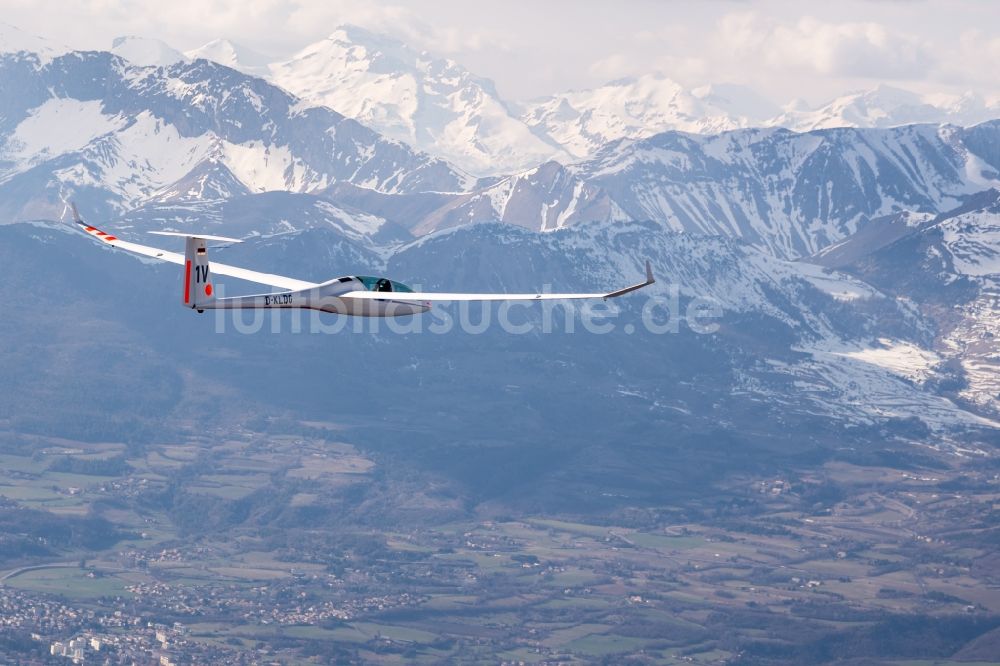 Luftaufnahme Baratier - Winterluftbild Segelflugzeug DG-1000 D-KLDG im Fluge über dem Luftraum in Baratier in Provence-Alpes-Cote d'Azur, Frankreich