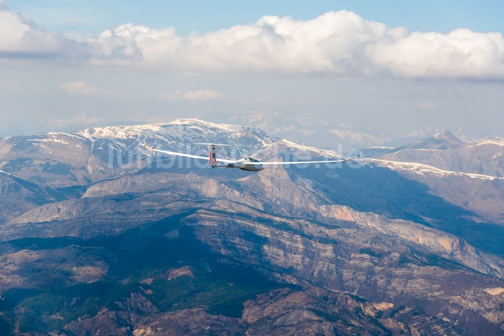 Luftbild Baratier - Winterluftbild Segelflugzeug DG-1000 D-KLDG im Fluge über dem Luftraum in Baratier in Provence-Alpes-Cote d'Azur, Frankreich