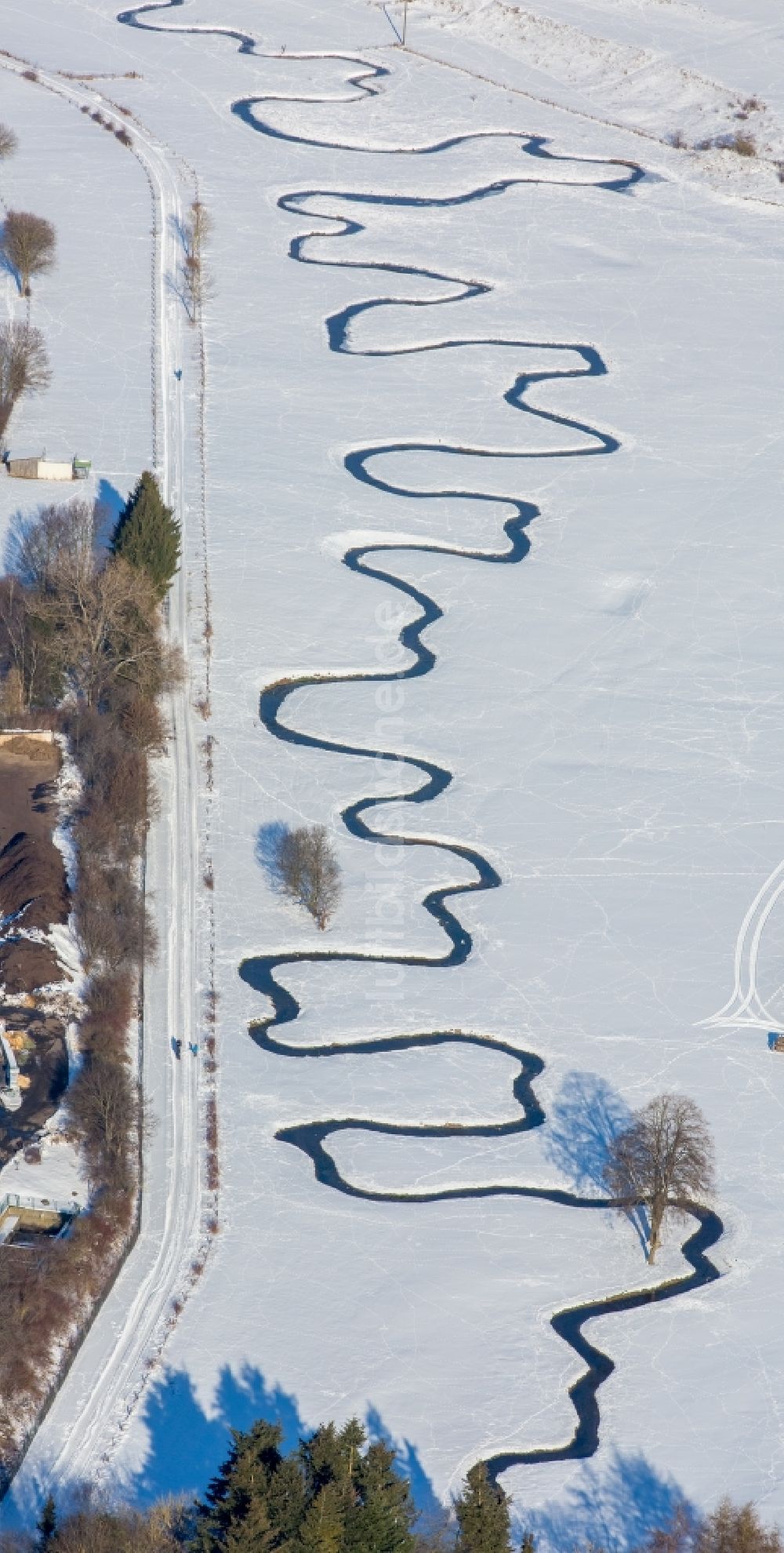 Brilon von oben - Winterluftbild Serpentinenförmiger Kurvenverlauf eines Bach - Flüsschens Möhne in Brilon im Bundesland Nordrhein-Westfalen