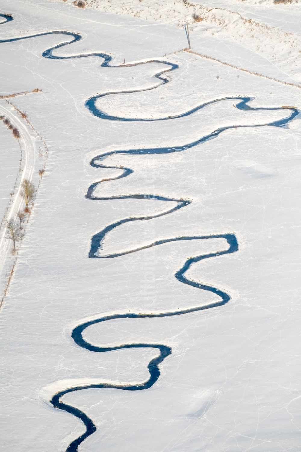 Brilon aus der Vogelperspektive: Winterluftbild Serpentinenförmiger Kurvenverlauf eines Bach - Flüsschens Möhne in Brilon im Bundesland Nordrhein-Westfalen