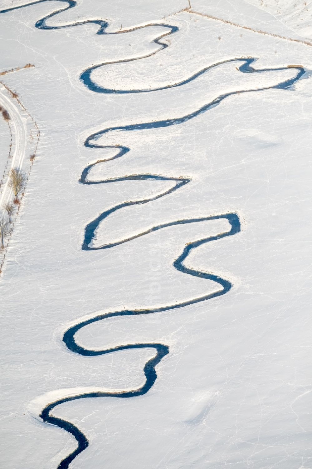 Luftbild Brilon - Winterluftbild Serpentinenförmiger Kurvenverlauf eines Bach - Flüsschens Möhne in Brilon im Bundesland Nordrhein-Westfalen