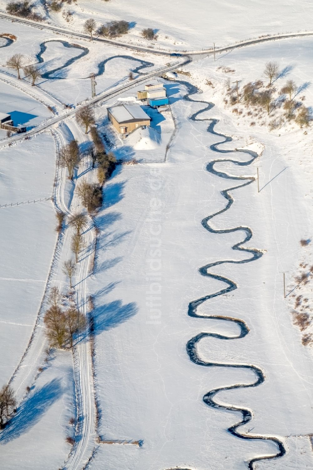 Luftaufnahme Brilon - Winterluftbild Serpentinenförmiger Kurvenverlauf eines Bach - Flüsschens Möhne in Brilon im Bundesland Nordrhein-Westfalen