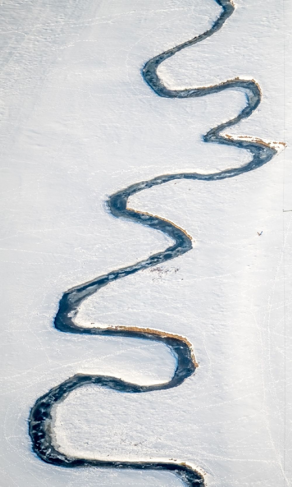 Brilon von oben - Winterluftbild Serpentinenförmiger Kurvenverlauf eines Bach - Flüsschens Möhne in Brilon im Bundesland Nordrhein-Westfalen