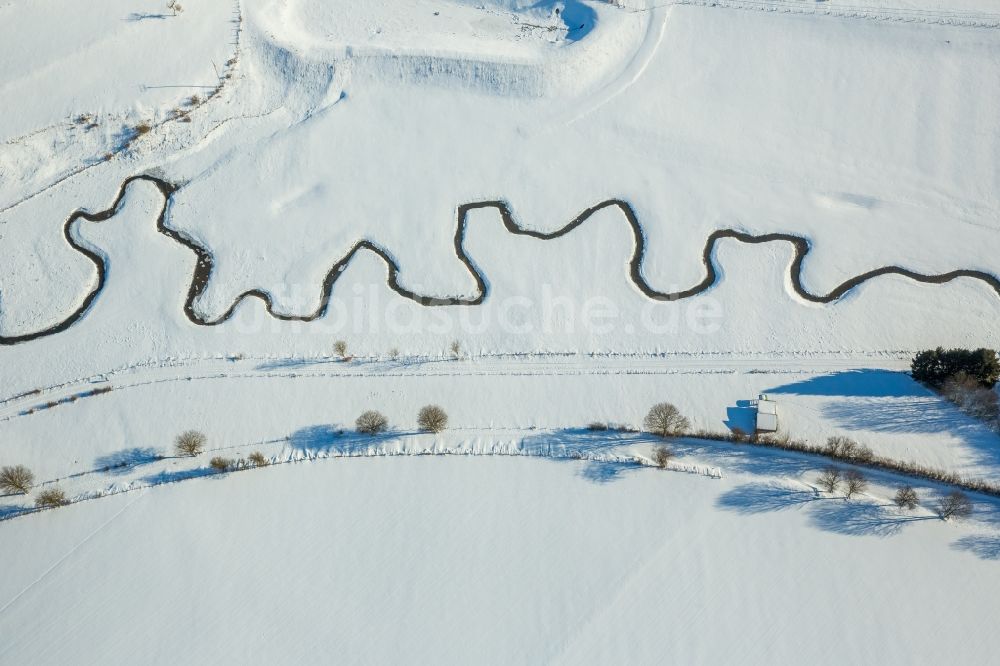 Luftbild Brilon - Winterluftbild Serpentinenförmiger Kurvenverlauf eines Bach - Flüsschens Möhne in Brilon im Bundesland Nordrhein-Westfalen