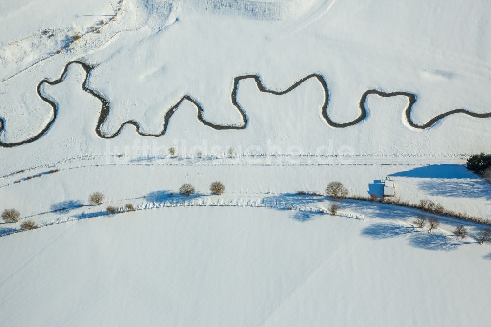 Luftaufnahme Brilon - Winterluftbild Serpentinenförmiger Kurvenverlauf eines Bach - Flüsschens Möhne in Brilon im Bundesland Nordrhein-Westfalen