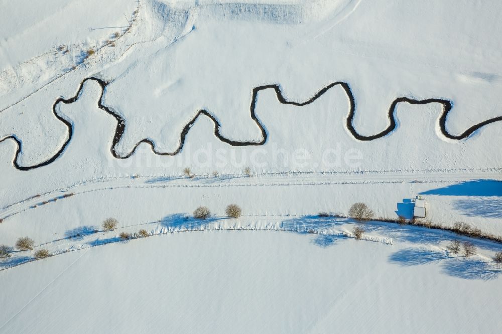 Brilon von oben - Winterluftbild Serpentinenförmiger Kurvenverlauf eines Bach - Flüsschens Möhne in Brilon im Bundesland Nordrhein-Westfalen