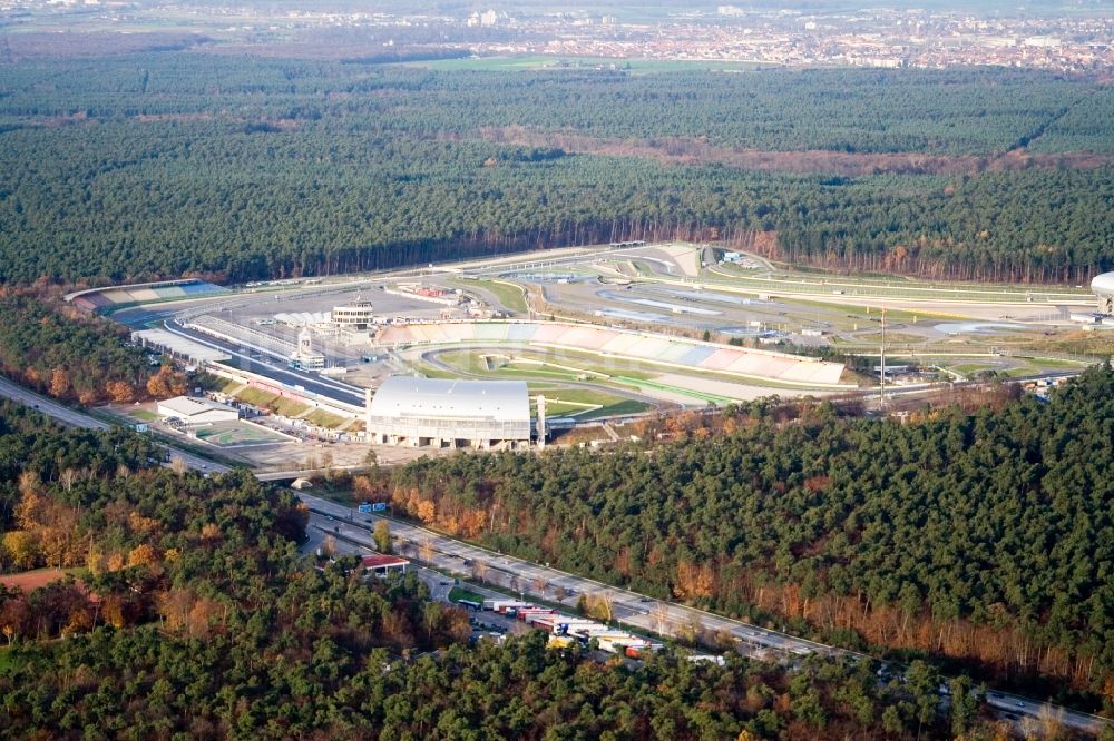 Hockenheim aus der Vogelperspektive: Winterluftbild Serpentinenförmiger Kurvenverlauf der Rennbahn- Streckenführung des Motodrom Hockenheimring Baden-Württemberg in Hockenheim im Bundesland Baden-Württemberg