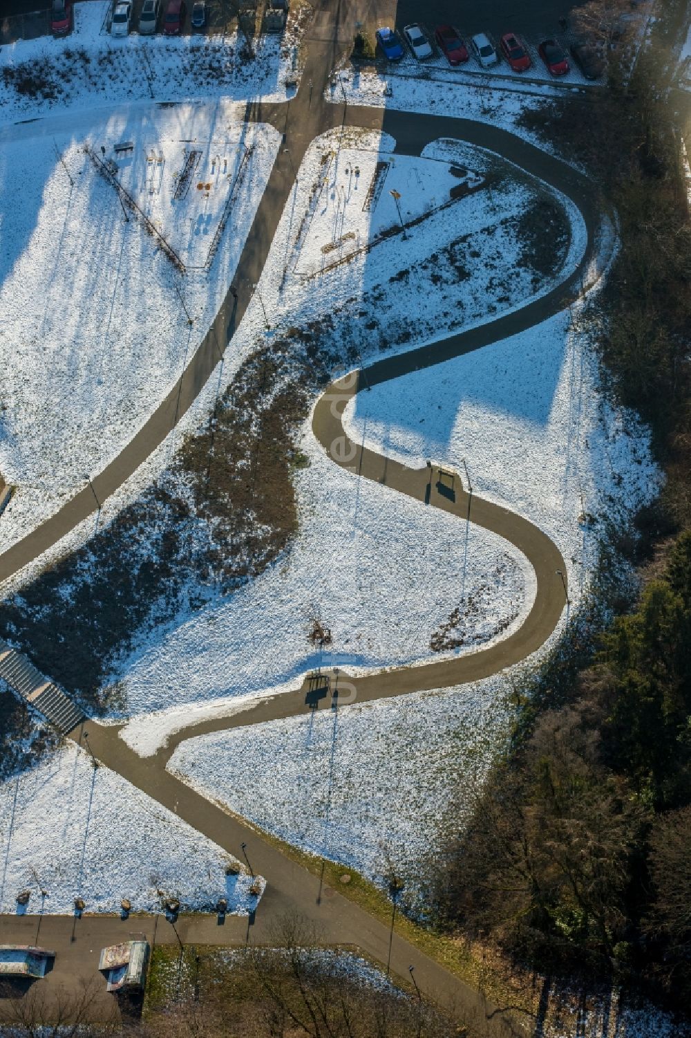 Heiligenhaus aus der Vogelperspektive: Winterluftbild Serpentinenförmiger Kurvenverlauf einer Wegführung in Heiligenhaus im Bundesland Nordrhein-Westfalen