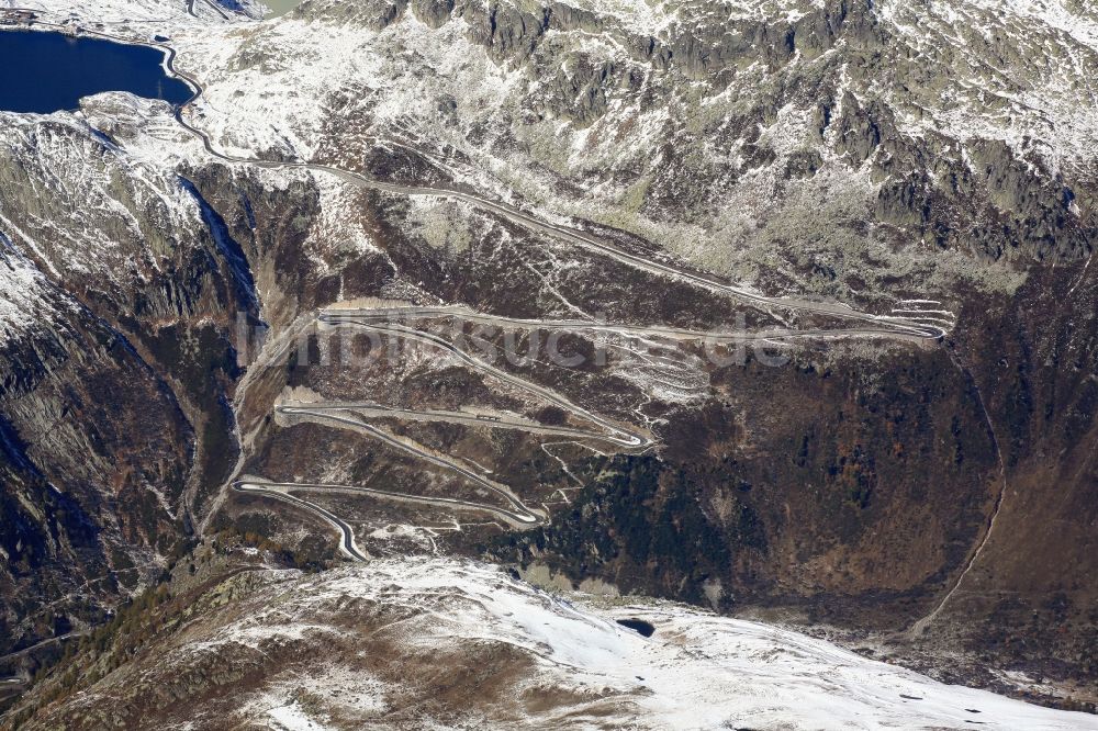 Luftbild Obergoms VS - Winterluftbild Serpentinenförmiger Straßenverlauf beim Grimmselpass in Obergoms VS im Kanton Wallis, Schweiz