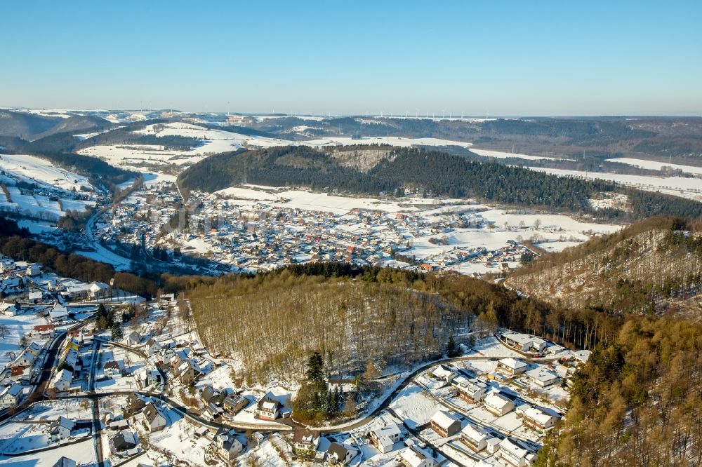 Marsberg aus der Vogelperspektive: Winterluftbild Siedlungsgebiet im Ortsteil Padberg in Marsberg im Bundesland Nordrhein-Westfalen