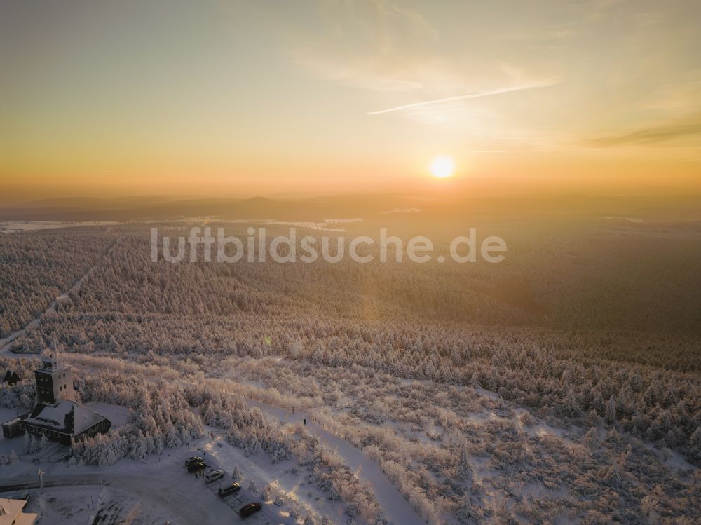 Luftbild Oberwiesenthal - Winterluftbild Skigebiet und Hotel auf der Bergkuppe des Fichtelberg bei Oberwiesenthal im Erzgebirge im Bundesland Sachsen