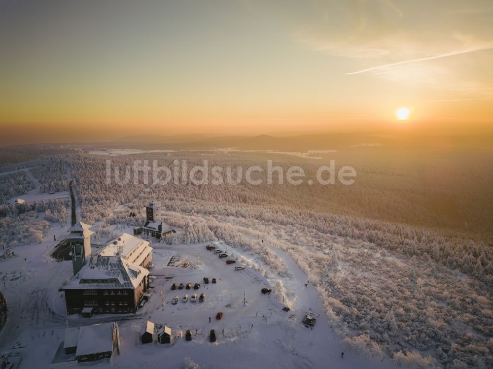 Luftaufnahme Oberwiesenthal - Winterluftbild Skigebiet und Hotel auf der Bergkuppe des Fichtelberg bei Oberwiesenthal im Erzgebirge im Bundesland Sachsen