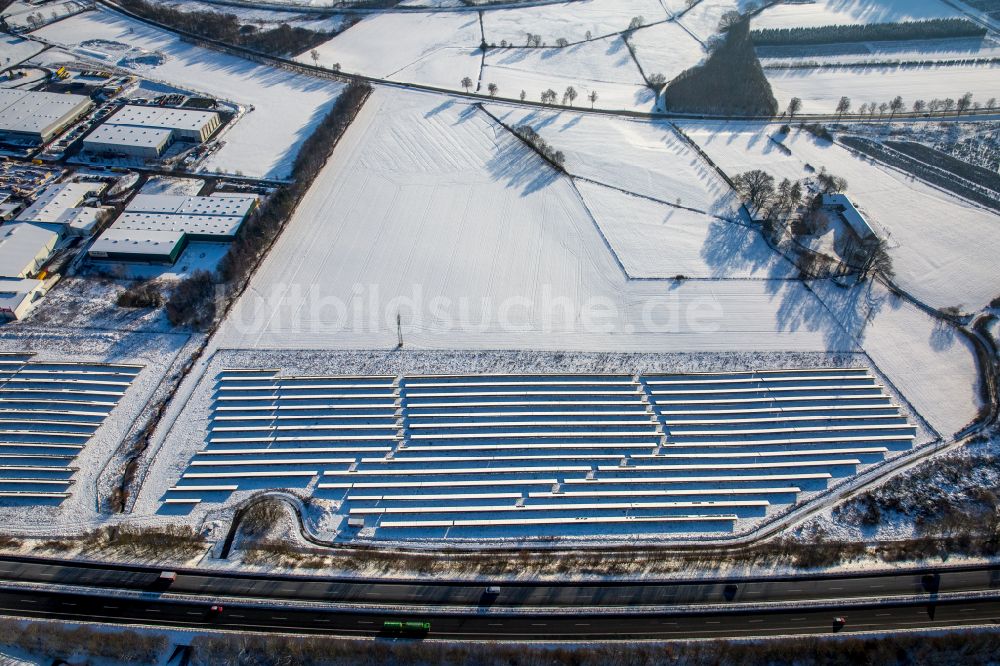 Luftbild Enste - Winterluftbild Solarkraftwerk und Photovoltaik- Anlagen an der Autobahn BAB A46 in Enste im Bundesland Nordrhein-Westfalen, Deutschland