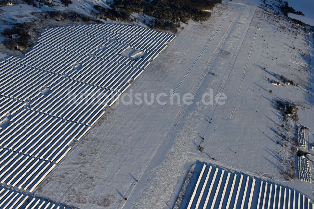 Werneuchen von oben - Winterluftbild Solarkraftwerk und Photovoltaik- Anlagen auf dem Flugplatz in Werneuchen im Bundesland Brandenburg