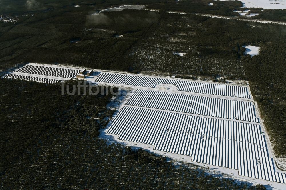 Groß Dölln von oben - Winterluftbild Solarkraftwerk und Photovoltaik- Anlagen in Groß Dölln im Bundesland Brandenburg, Deutschland