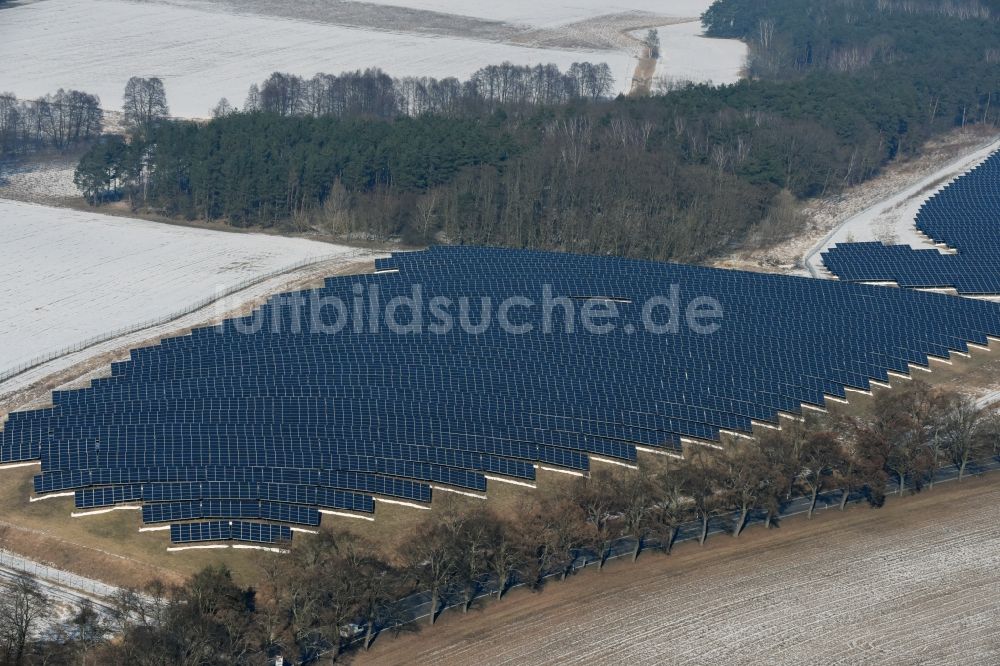 Luftbild Werneuchen - Winterluftbild Solarpark bzw. Solarkraftwerk Freienwalder Chaussee im Ortsteil Stienitzaue in Werneuchen im Bundesland Brandenburg