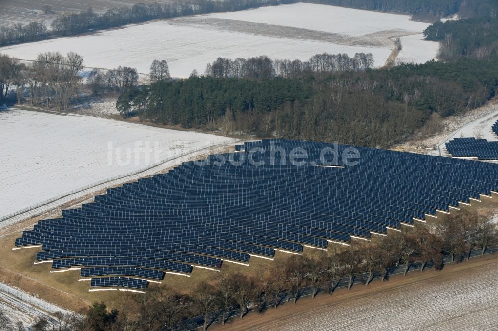 Luftaufnahme Werneuchen - Winterluftbild Solarpark bzw. Solarkraftwerk Freienwalder Chaussee im Ortsteil Stienitzaue in Werneuchen im Bundesland Brandenburg