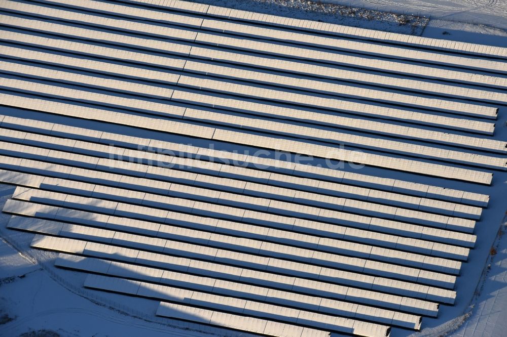 Luftbild Werneuchen - Winterluftbild Solarpark bzw. Solarkraftwerk in Werneuchen im Bundesland Brandenburg