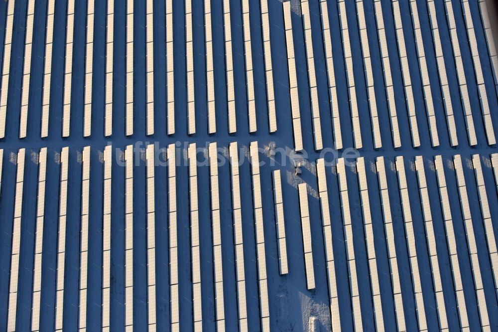 Luftaufnahme Werneuchen - Winterluftbild Solarpark bzw. Solarkraftwerk in Werneuchen im Bundesland Brandenburg