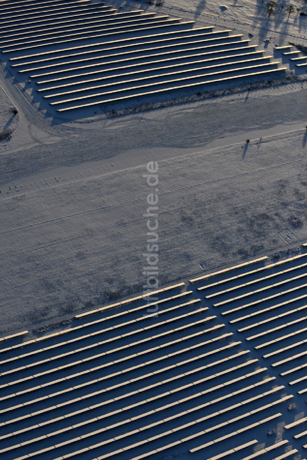 Werneuchen aus der Vogelperspektive: Winterluftbild Solarpark bzw. Solarkraftwerk in Werneuchen im Bundesland Brandenburg