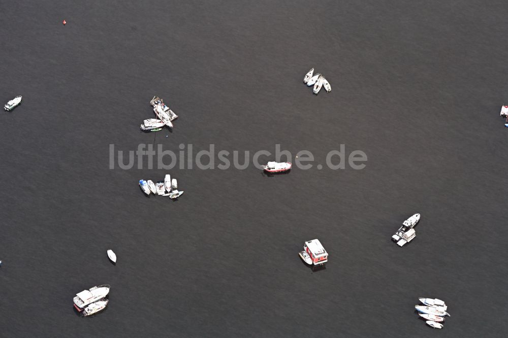 Berlin aus der Vogelperspektive: Winterluftbild Sportboote auf der Wasseroberfläche Rummelsburger See in Berlin, Deutschland