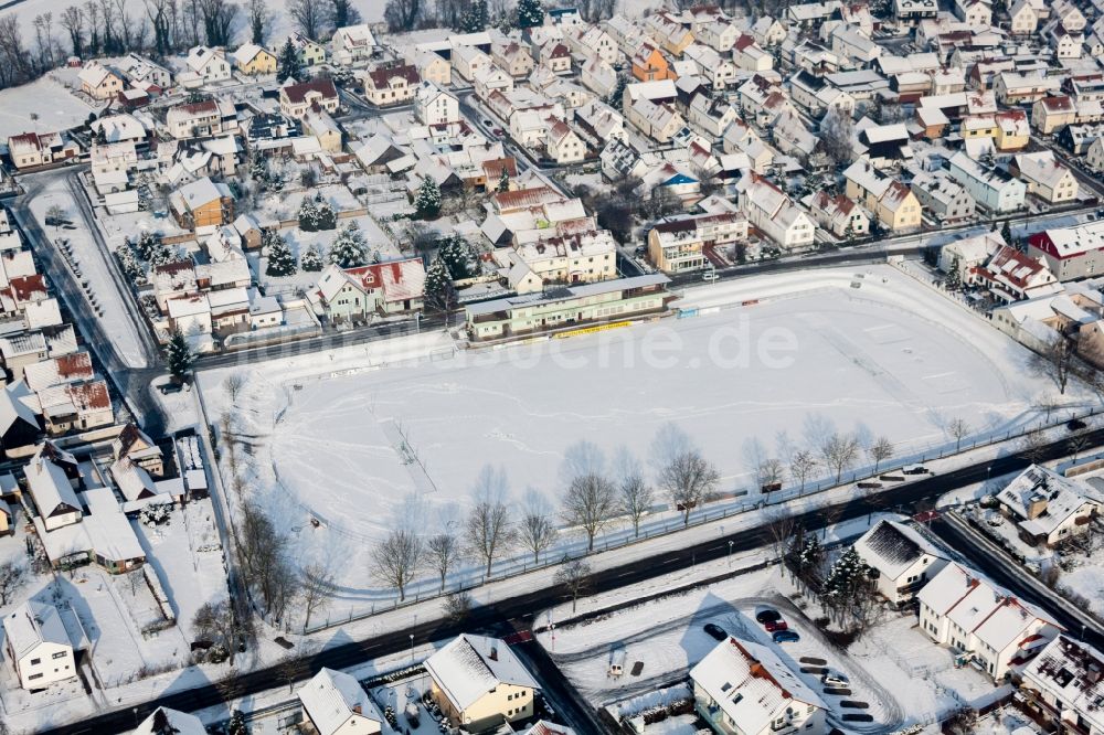 Rheinzabern aus der Vogelperspektive: Winterluftbild Sportplatz- Fussballplatz des Sportverein Olympia in Rheinzabern im Bundesland Rheinland-Pfalz, Deutschland