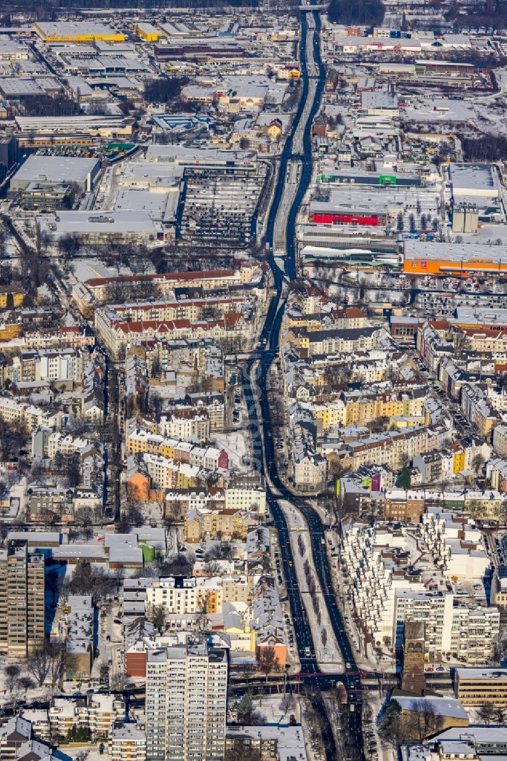 Dortmund von oben - Winterluftbild Stadtansicht vom Innenstadtbereich entlang der Bornstraße in Dortmund im Bundesland Nordrhein-Westfalen, Deutschland