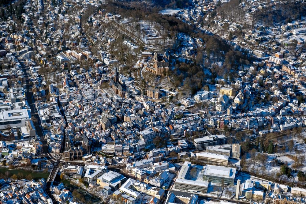 Luftaufnahme Marburg - Winterluftbild Stadtansicht vom Innenstadtbereich in Marburg im Bundesland Hessen, Deutschland