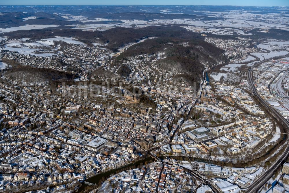 Marburg von oben - Winterluftbild Stadtansicht vom Innenstadtbereich in Marburg im Bundesland Hessen, Deutschland