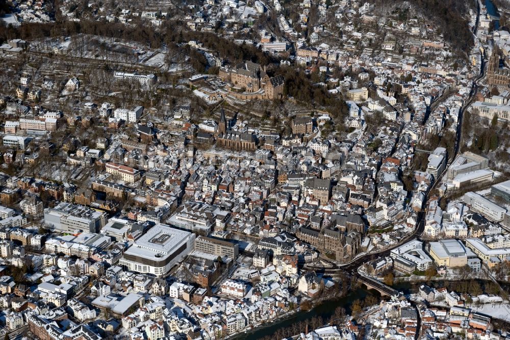 Marburg aus der Vogelperspektive: Winterluftbild Stadtansicht vom Innenstadtbereich in Marburg im Bundesland Hessen, Deutschland