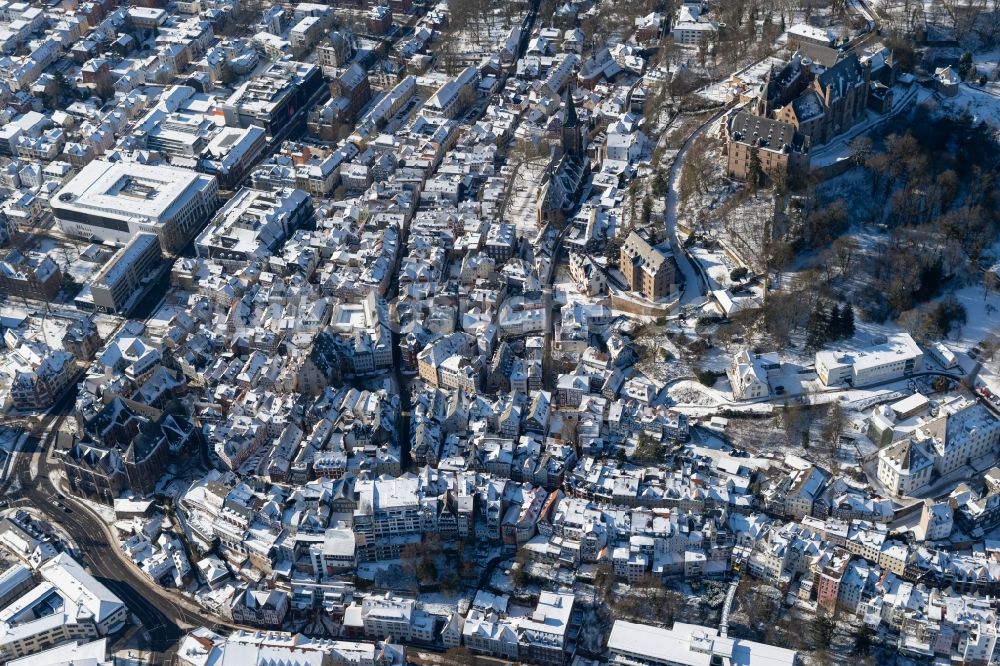 Luftaufnahme Marburg - Winterluftbild Stadtansicht vom Innenstadtbereich in Marburg im Bundesland Hessen, Deutschland